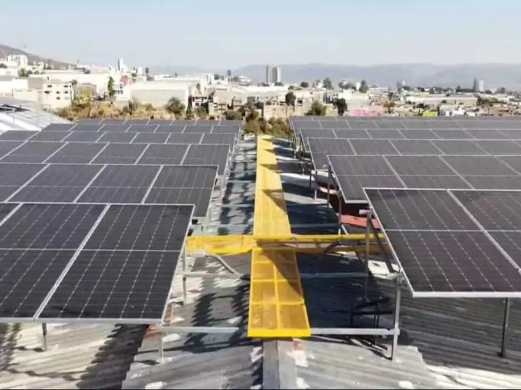 Sistema solar de 108 kWp en la techumbre de Calzado Vertical, León